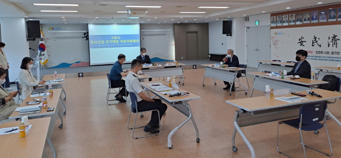 지난 2021년 6월 수원시 정신건강 초기대응 사업 자문위원단 회의가 열려 관련 기관 관계자들이 사업 운영현황을 공유하고 있다.