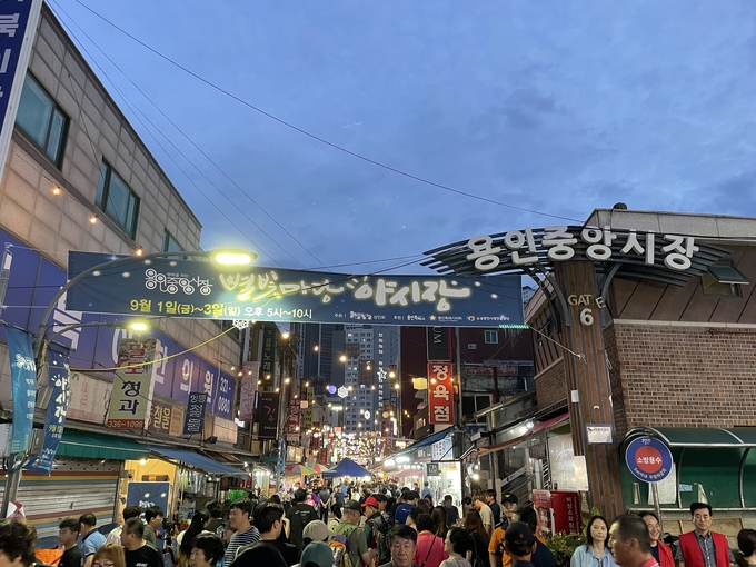 지난 1일부터 3일까지 열린 용인중앙시장 야시장에 방문객들이 찾아 먹거리와 공연 등을 즐겼다.