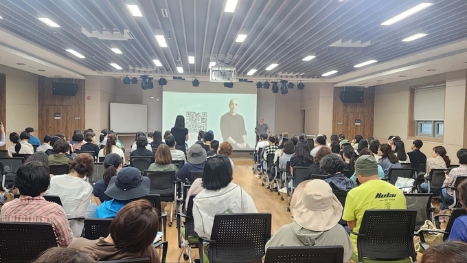 용인특례시가 지난 2일 교사를 대상으로 지구를 생각하는 생태교육 직무연수를 용인산림교육센터에서 진행했다. 방송인 타일러 라쉬가 강연하고 있다.
