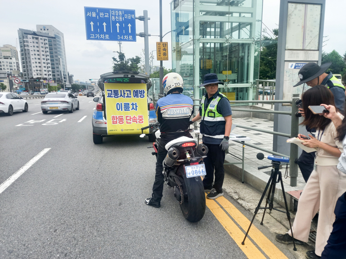 수지구는 4일 동천역 일대에서 용인서부경찰서, 한국교통안전공단 경기남부 본부와 함께 이륜차 불법행위 근절을 위한 합동단속을 실시했다.