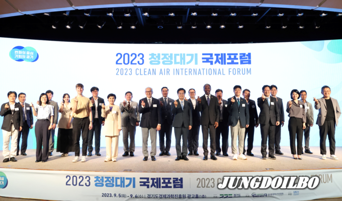 5일 오후 경기경제과학진흥원에서 열린 2023 청정대기 국제포럼에서 김동연 경기도지사, 유영일 경기도의회 도시환경위원장, 간볼드 바산야브 UNESCAP 동북아사무소장, 아킴 알리 WHO 아·태지역 환경보건센터장, 강금실 경기도 기후대사 등이 기념촬영을 하고 있다.