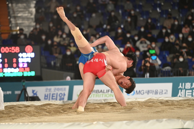 수원에서 열린 2022 설날장사씨름대회 결승에서 경기를 하고 있는 임태혁 선수 모습.