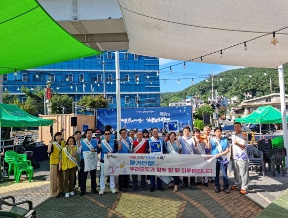 용인특례시가 지난 2일 용인중앙시장 별빛마당 축제에서 상인회를 중심으로 지역 물가 안정 캠페인을 진행했다.