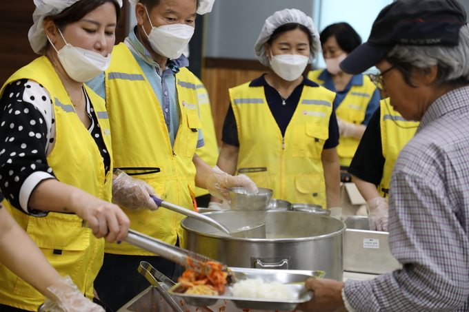 상반기 수원 ‘사랑의 밥차’에서 급식 봉사활동하고 있는 자원봉사자들.