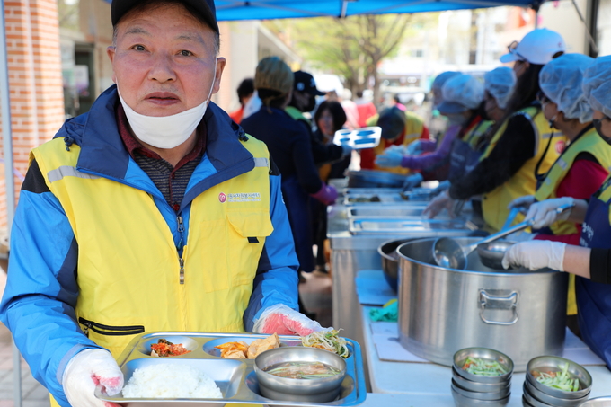 상반기 수원 ‘사랑의 밥차’에서 급식 봉사활동하고 있는 자원봉사자들.