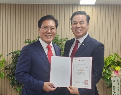 송석준 국민의힘 경기도당 위원장(왼쪽)과 김구영 국민의힘 경기도당 수석 대변인이 기념촬영을 하고 있다