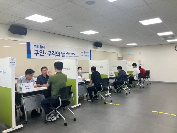 ‘찾아가는 희망일터 구인구직의 날’ 참여 업체와 구직자들이 면접을 진행하는 모습