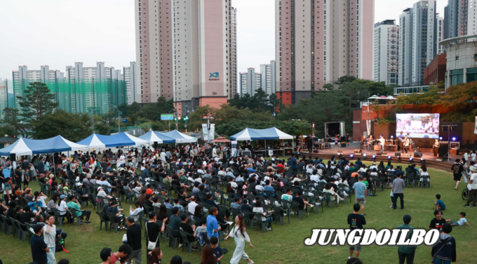 9일 동천동 목양교회 잔디마당에서 제6회 머내마을 영화제의 메인행사인 야외영화축제가 열렸다. 사진은 사전 공연을 즐기는 시민들의 모습