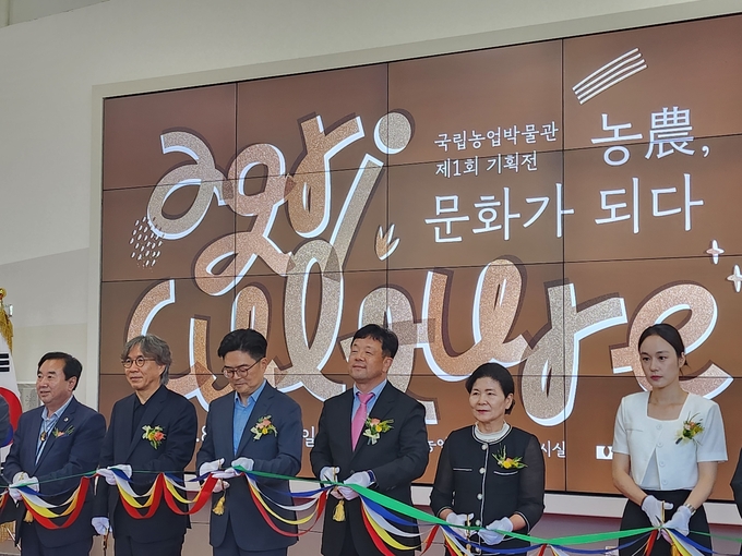 김현수 수원시 제1부시장(오른쪽 3번째)이 개막식에서 테이프를 자르고 있다.
