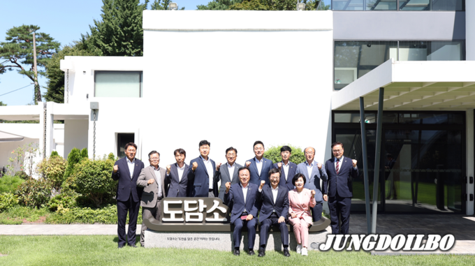 김동연 경기도지사가 경기도의회 건설교통위원회 위원들을 만나 소통 했다.