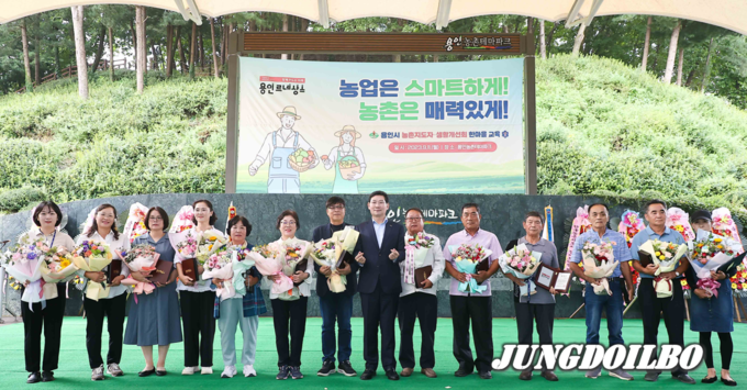 이상일 용인특례시장(오른쪽에서 일곱번째)이 11일 용인농촌테마파크에서 열린 용인특례시 농촌지도자·생활개선 한마음 교육에서 공로자 표창을 수여하고 기념촬영을 하고 있다. 
