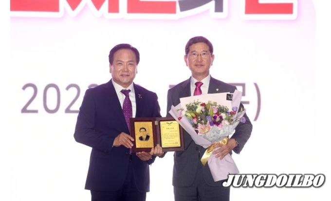  제35회오산시민의날기념행사 명예시민증 수여(좌 이권재 시장, 우 김학용 의원)