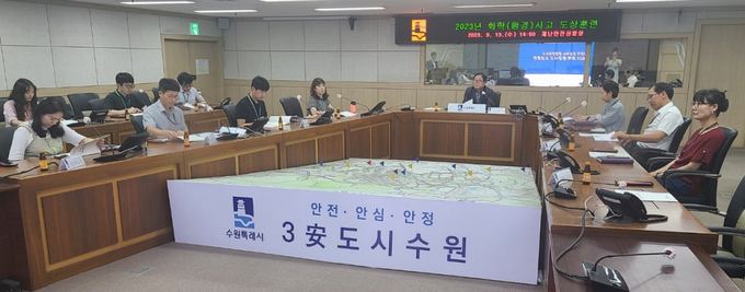 수원시가 화학·환경사고 대응 모의 훈련을 하고 있다.