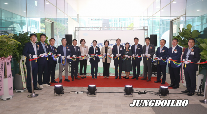 14일 경기도비 지원을 받은 공동직장어린이집 1호인 과천 센텀스퀘어 닮어린이집 개원식에서 참석자들이 테이프커팅을 하고 있다. 