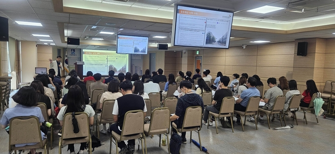 수원시가 ‘2023 공유재산 실무교육’을 열고 있다.