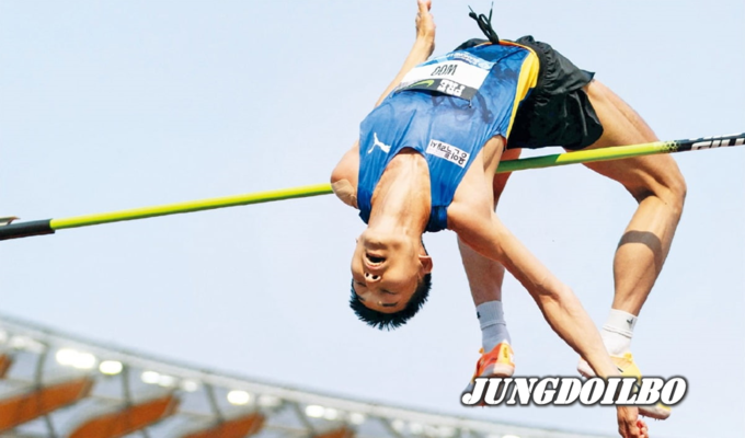 우상혁이 17일 열린 2023 세계육상연맹 다이아몬드리그 파이널 남자 높이뛰기에서 바를 넘고 있다.