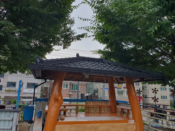 보수공사를 마친 정자.