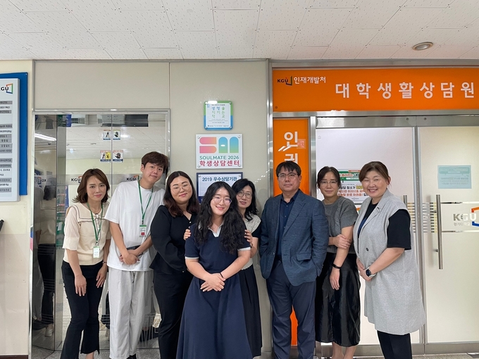 수원시 관계자와 경기대 학생상담센터 관계자가 현판식 후 기념촬영을 하고 있다.(오른쪽에서 3번째 이민식 경기대 대학생활상담원장)