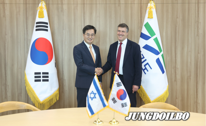 18일 오후 도지사 집무실에서 김동연 경기도지사가 Akiva Tor 주한 이스라엘 대사와 기념촬영을 하고 있다. 