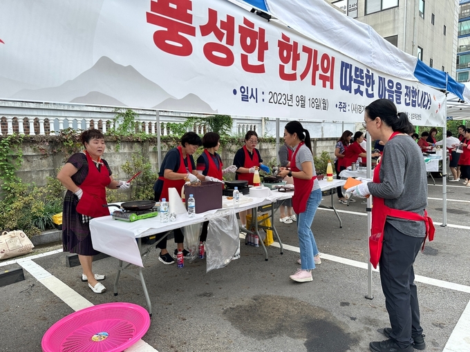 경기도여성단체협의회 수원시지회 회원들이 추석 명절음식을 만들고 있다.