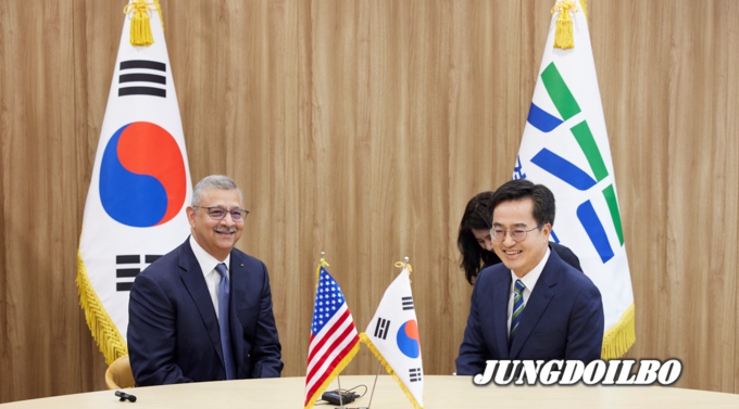 경기도청 집무실에서 김동연 경기도지사와 산지브 람바(Sanjiv Lamba) 린데그룹 회장이 면담을 하고 있다