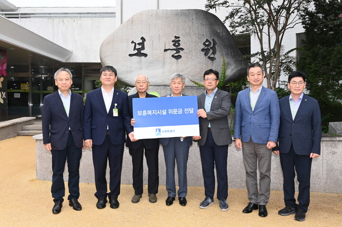 김현수 제1부시장(오른쪽 세 번째)이 보훈원, 보훈요양원장, 보훈복지타운 자치회 관계자들을 위문한 후 함께하고 있다.