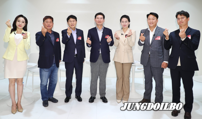 지난 19일 용인미디어센터에서 글로벌반도체 중심, 용인의 미래를 주제로 열린 시민과의 열린대화에 참석한 이상일 용인특례시장과 패널들의 모습