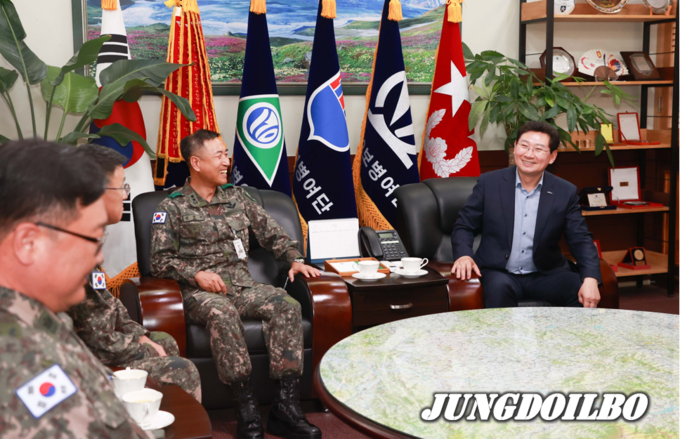  이상일 용인특례시장이 다가오는 추석 명절을 앞두고 군부대, 소방서를 위문 방문했다.
