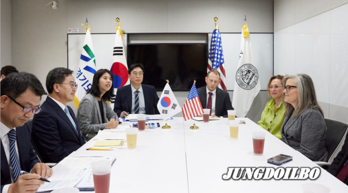 22일 오전 서울 파이낸스센터에서 김동연 경기도지사가 케이티 홉스 애리조나 주지사와 면담을 하고 있다.
