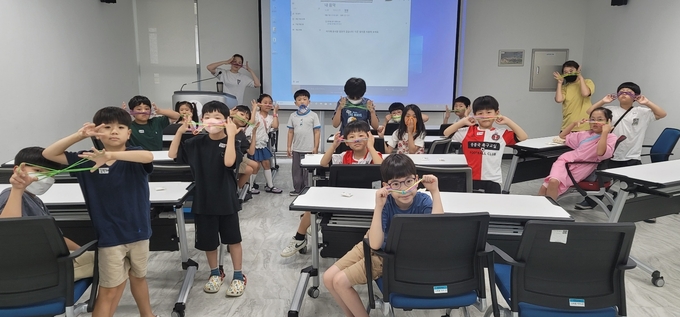 대한민속놀이연구소가 지난 23일 초등학생들을 대상으로 전래놀이 학교를 진행하고 있다. 이 모든 과정은 무료로 진행된다.