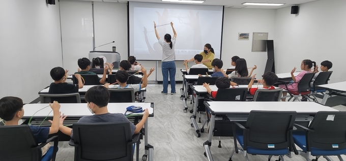 대한민속놀이연구소가 지난 23일 초등학생들을 대상으로 전래놀이 학교를 진행하고 있다. 이 모든 과정은 무료로 진행된다.