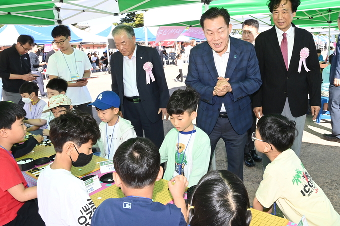 이재준 수원특례시장이 초등학년부 경기를 관람하고 있다.