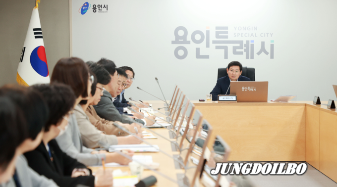 이상일 용인특례시장이 25일 2024년도 주요업무 추진계획보고회에서 선택과 집중을 강조하고 있다 