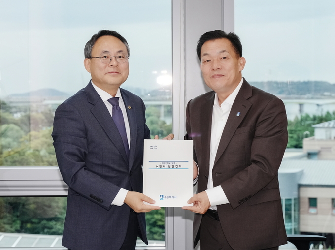이재준 시장(오른쪽)이 건의 내용을 담은 책자를 전달하고 있다.
