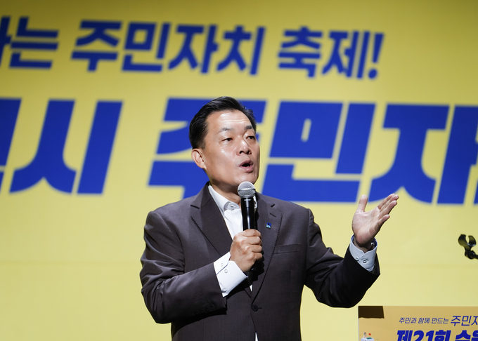 이재준 수원시장이 제21회 수원시 주민자치박람회에서 인사말을 하고 있다.