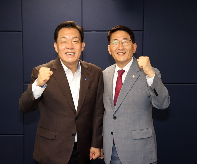이재준 수원시장(왼쪽)과 김기정 수원시의회 의장이 함께하고 있다.