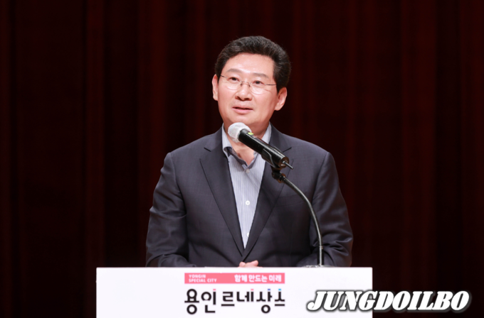 이상일 용인특례시장이 4일 열린 제27회 노인의 날 기념식에서 축사를 하고 있다.
