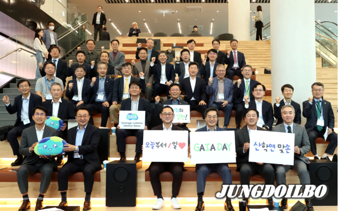 5일 GH기회발전소(판교 글로벌비즈센터)에서 열린 2023년 GAIA*-day 행사에서 김동연 경기도지사, 최재붕 경기도산학협력단협의회장, 김종하 중소기업중앙회 경기지역본부장, 김정회 한국반도체산업협회 부회장, 이승규 한국바이오협회 부회장, 나승식 한국자동차연구원장 등이 기념촬영을 하고 있다.
