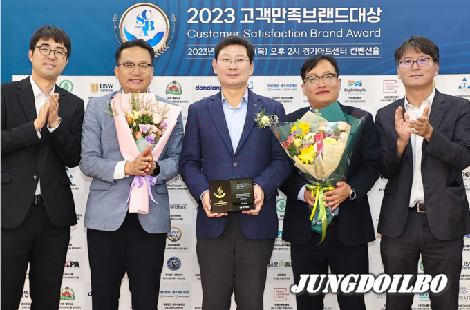 이상일 용인특례시장이 12일 경기아트센터에서 열린 2023 고객만족 브랜드대상 시상식에서 대상을 수상한 후 관계자들과 기념촬영을 하고 있다