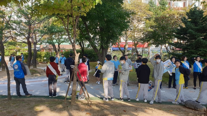 수성중학교 정문에서 학교폭력 예방 캠페인을 실시하고 있다