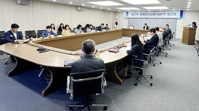 13일 수원시청 상황실에서 회의를 진행하고 있다.