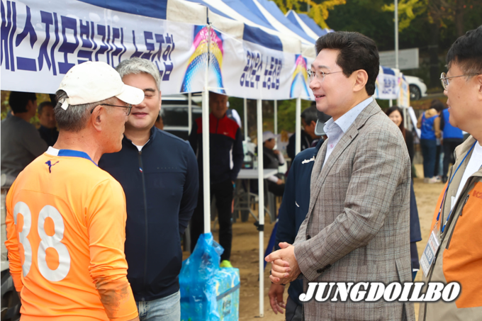 이상일 용인특례시장이 14일 용인지역 노동가족 한마음 대축제에서 관계자들과 인사를 나누고 있다