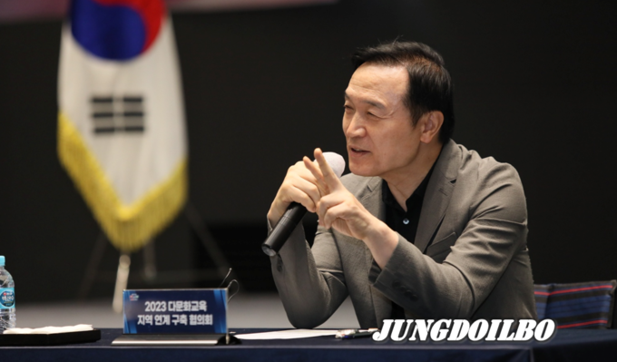 임태희 경기도교육감이 5월 서울대학교 시흥캠퍼스에서 열린 경기도 다문화교육 지역 연계 구축 협의회 참석하여,다문화교육 방향과 지원 방안을 공유하고 있다.