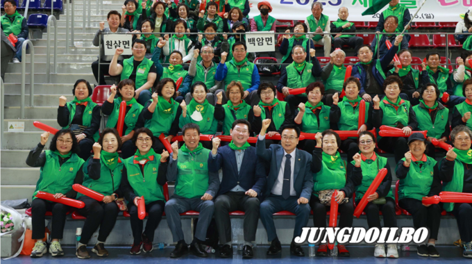 이상일 용인특례시장이 15일 새마을 한마음 수련대회에서 새마을회원들과 기념촬영을 하고 있다