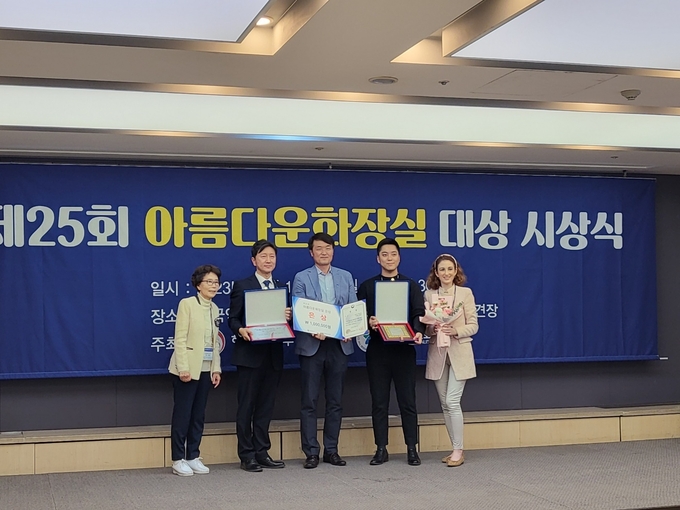 수원시 관계자가 제25회 아름다운화장실 대상서 은상을 수상하고 기념사진을 촬영하고 있다.