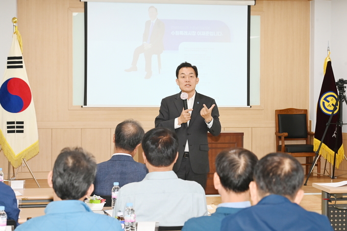 이재준 수원특례시장이 발언을 하고 있다.
