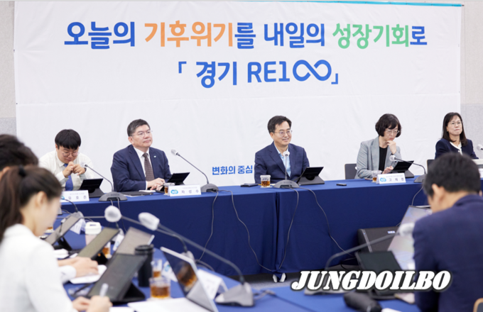 19일 오전 경기도청 25층 다목적회의실에서 열린 탄소중립.녹색성장위원회 전체회의에서 김동연 경기도지사가 토론회에 참여하고 있다.