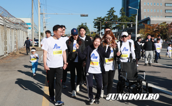 정장선 평택시장이 이창희씨가 뇌성마비 장애를 극복하고 평택항 마라톤 참가하고 있는 가운데 함께하고 있다.