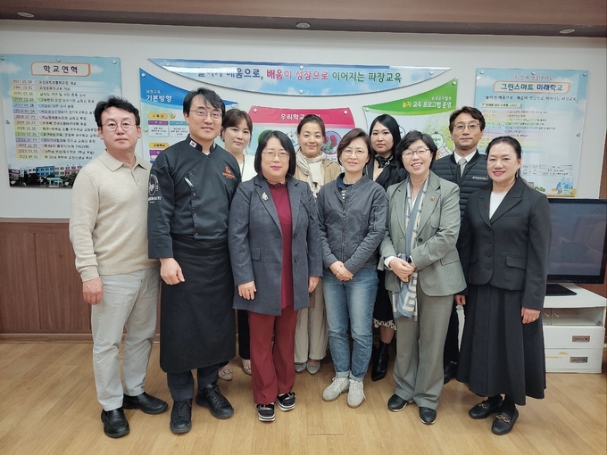 파장초등학교는 향후 이학순 명장과의 학사 일정을 조율하기로 했다. 앞줄 왼쪽부터 오세철 수원시의원, 이학순 명장, 최현주 교장, 박경숙 올리브 원장, 박옥분 경기도의원, 길남주 학교운영위원회 위원장. 