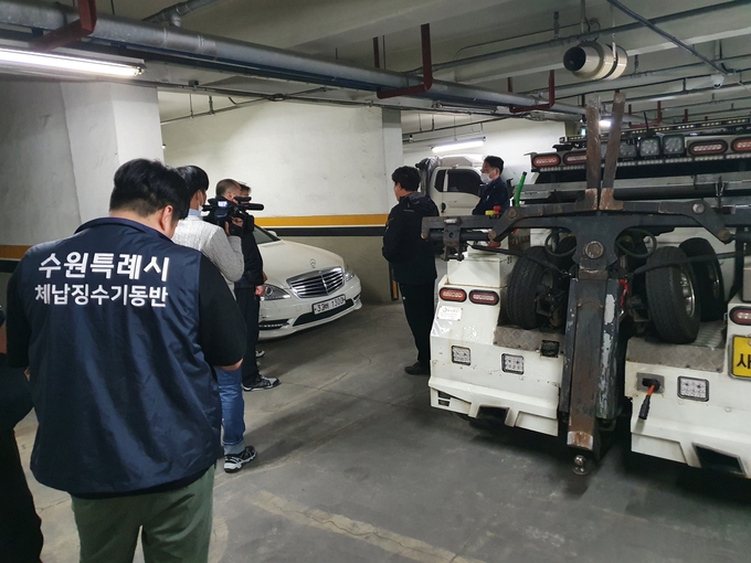 수원시 징수기동반이 고질체납차량을 추적하고 있다.